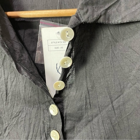 [Tulip] Women's Black Minimalist Cotton Pearl Button Down Shark Bite Hem Top - Picture 3 of 8